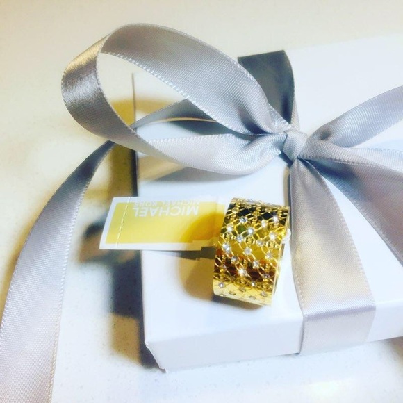 Women’s ring gold size 8 and 9 - Picture 3 of 4